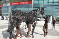 スタンド入り口前でのパフォーマンス。馬かと思ったら中に人が。動きは結構リアルだった。