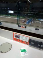 馬主席からレースを観戦。記事の当日はスマホを忘れたのでこれらの写真は翌16日のもの。