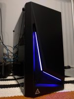 完成した自作PC。フロントパネルのLEDがかっこいい。